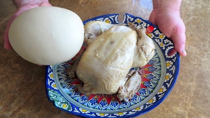 Тесто и курица для приготовления бешбармака 