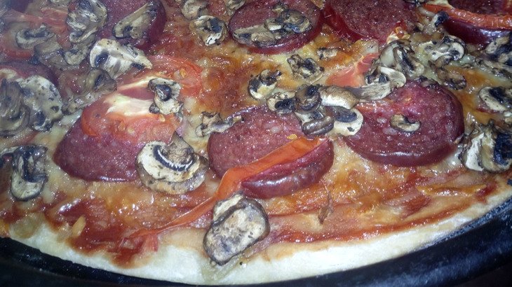 Простая пицца с копченостями по эксклюзивному итальянскому рецепту в домашних условиях