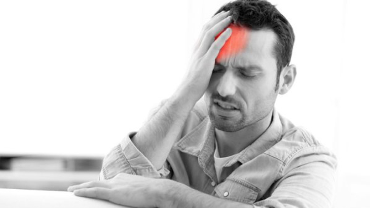 Приступы мигрени у мужчины